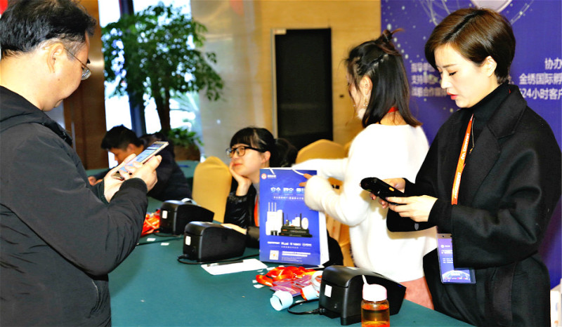 嘉宾打开手机电子二维码进行签到